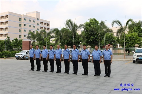 危急！公園內(nèi)游客落水，路過教師和保安聯(lián)手救援