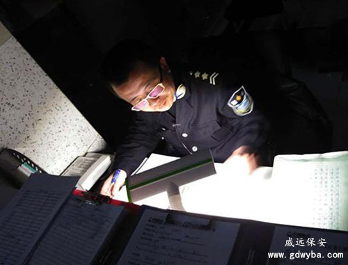 東莞高埗保安公司威遠(yuǎn)保安小哥書(shū)法曲藝樣樣行 你還借口不努力么？