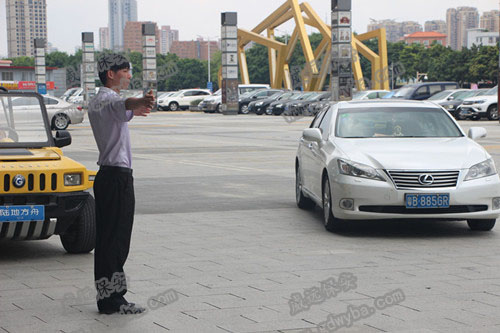 廣州物業(yè)保安公司新聞：該怎樣避免“開車門”事故？