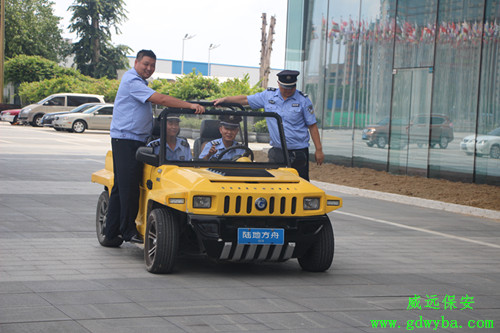 小區(qū)數十名業(yè)主嫌天天挪車麻煩 把車鑰匙給門衛(wèi)小區(qū)保安