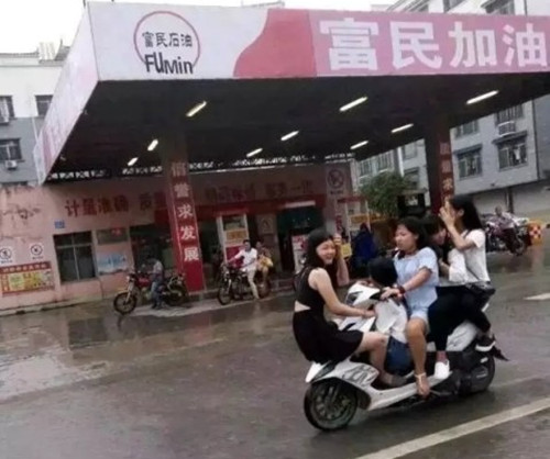 廣西5個少女共騎一輛摩托車行駛，東莞保安公司威遠(yuǎn)保安也驚呆