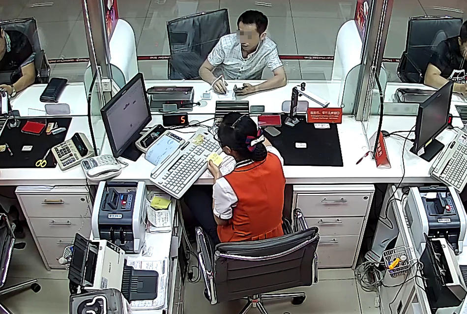 珠海男子銀行遞紙條求救，銀行保安幫忙抓獲傳銷分子
