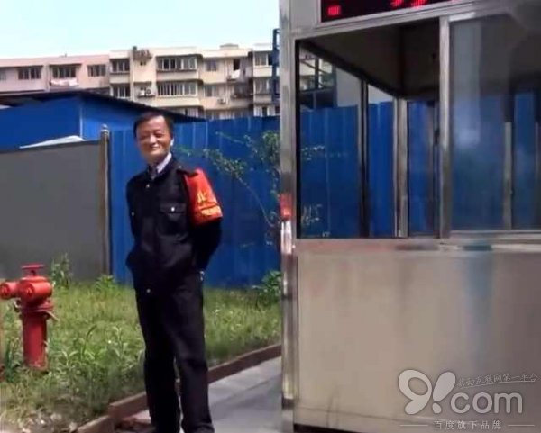 馬云當(dāng)執(zhí)勤保安了？又一個(gè)“馬云”誕生，看呆了路人！