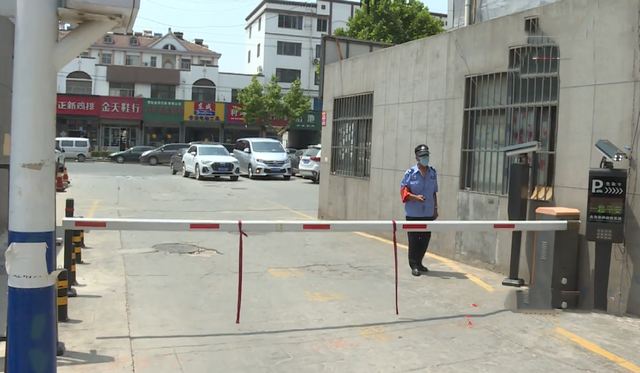 電動車被保安扣住，女子質(zhì)疑保安盜竊，物業(yè)：撞起落桿跑了