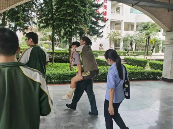 暖心高考：女生左腳骨折，保安背送考場