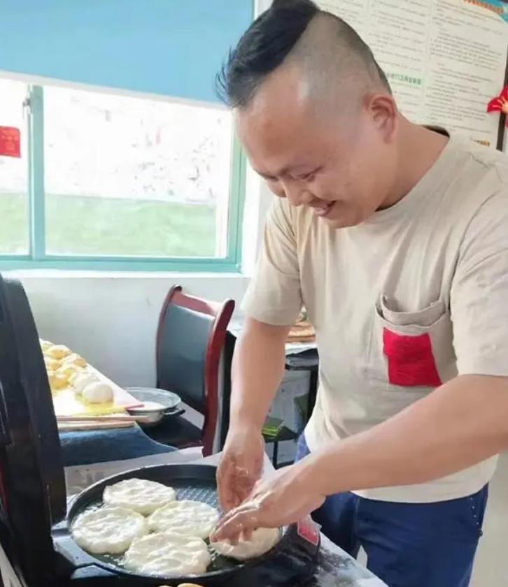 “有他在，就有安全感！”保安叔叔溫暖接送受傷學生上下課