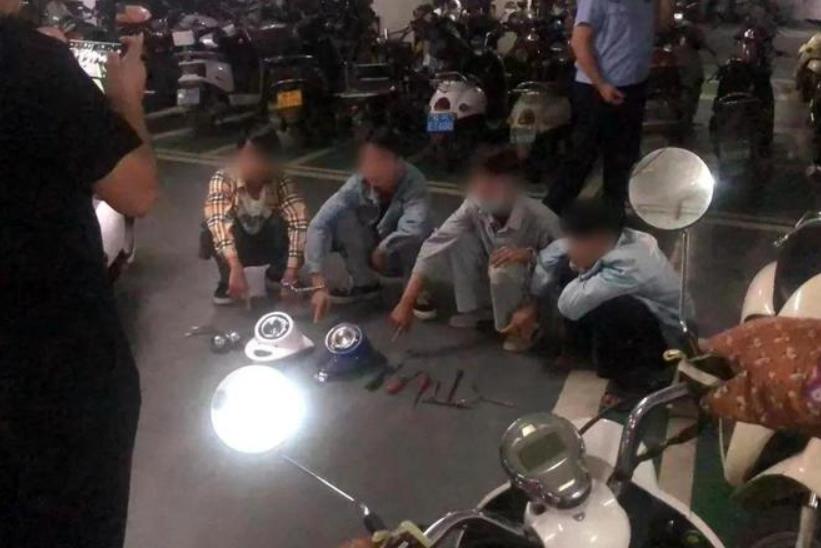 專偷電動車大燈！4名奇葩小偷被小區(qū)保安逮住