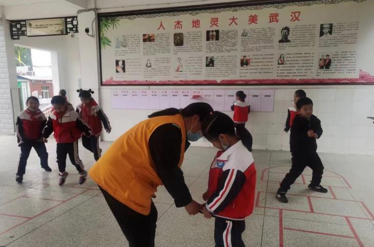 小學(xué)德育有新招，保潔保安成“導(dǎo)師”
