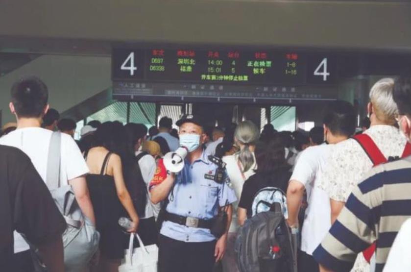 這名保安被破格錄用為人民警察！而且成長為“公安英?！? title=