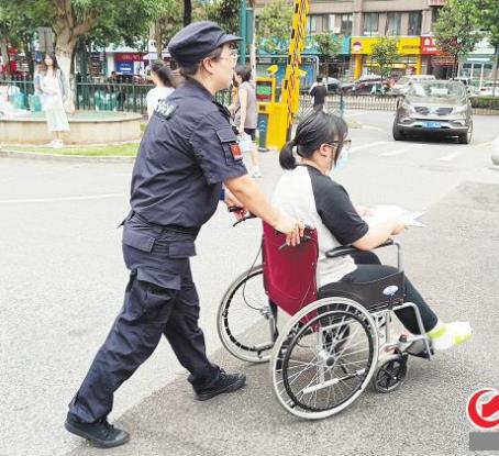 高考前女生腿受傷，女保安把輪椅推進(jìn)考場