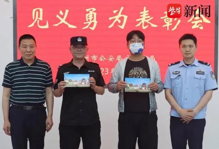 小區(qū)門口店鋪起火，保安隊(duì)長和隔壁老板攜手救火