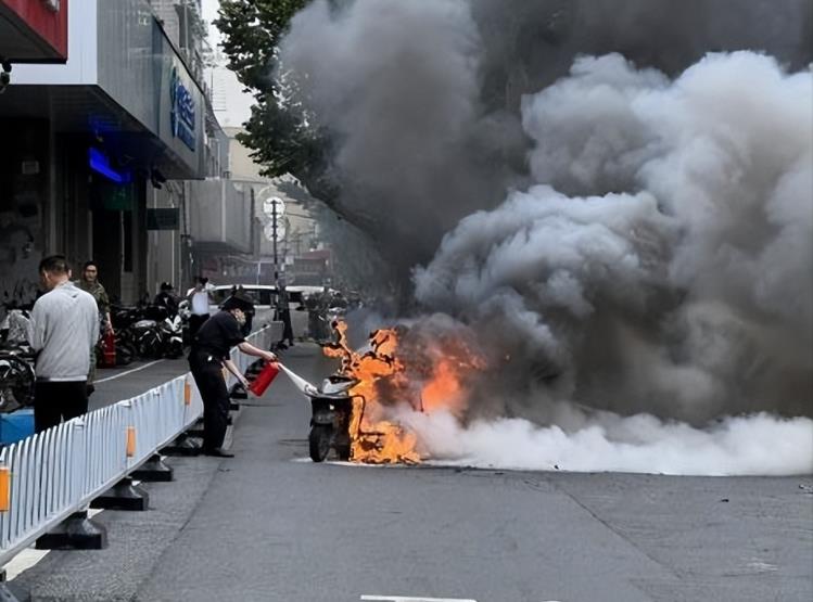電動(dòng)車突發(fā)自燃 郵儲銀行保安英勇?lián)渚? title=