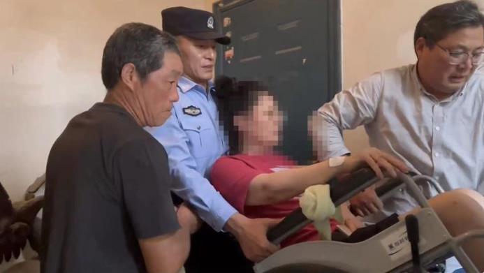 女子出院回家，民警和保安連人帶輪椅抬上樓